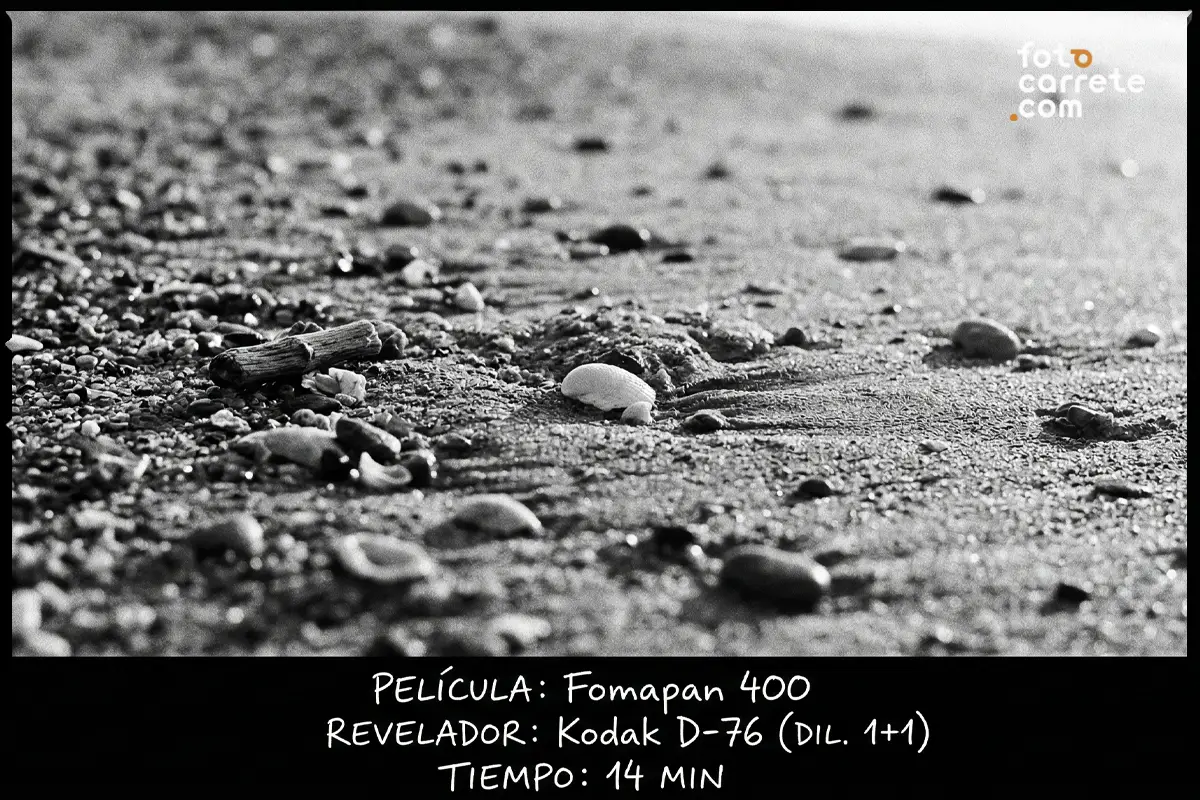 Fotografía de texturas en la arena tomada con carrete blanco y negro Fomapan 400