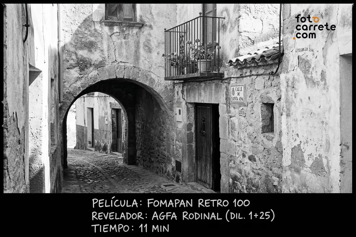 Fotografía de callejón de piedra en blanco y negro tomada con carrete Fomapan Retro 100 y revelada con Agfa Rodinal.