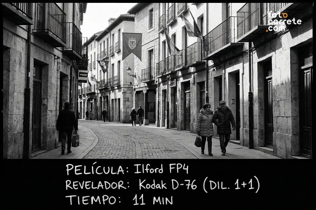 Fotografía urbana de calle con viandantes usando película Ilford FP4 y Kodak D-76