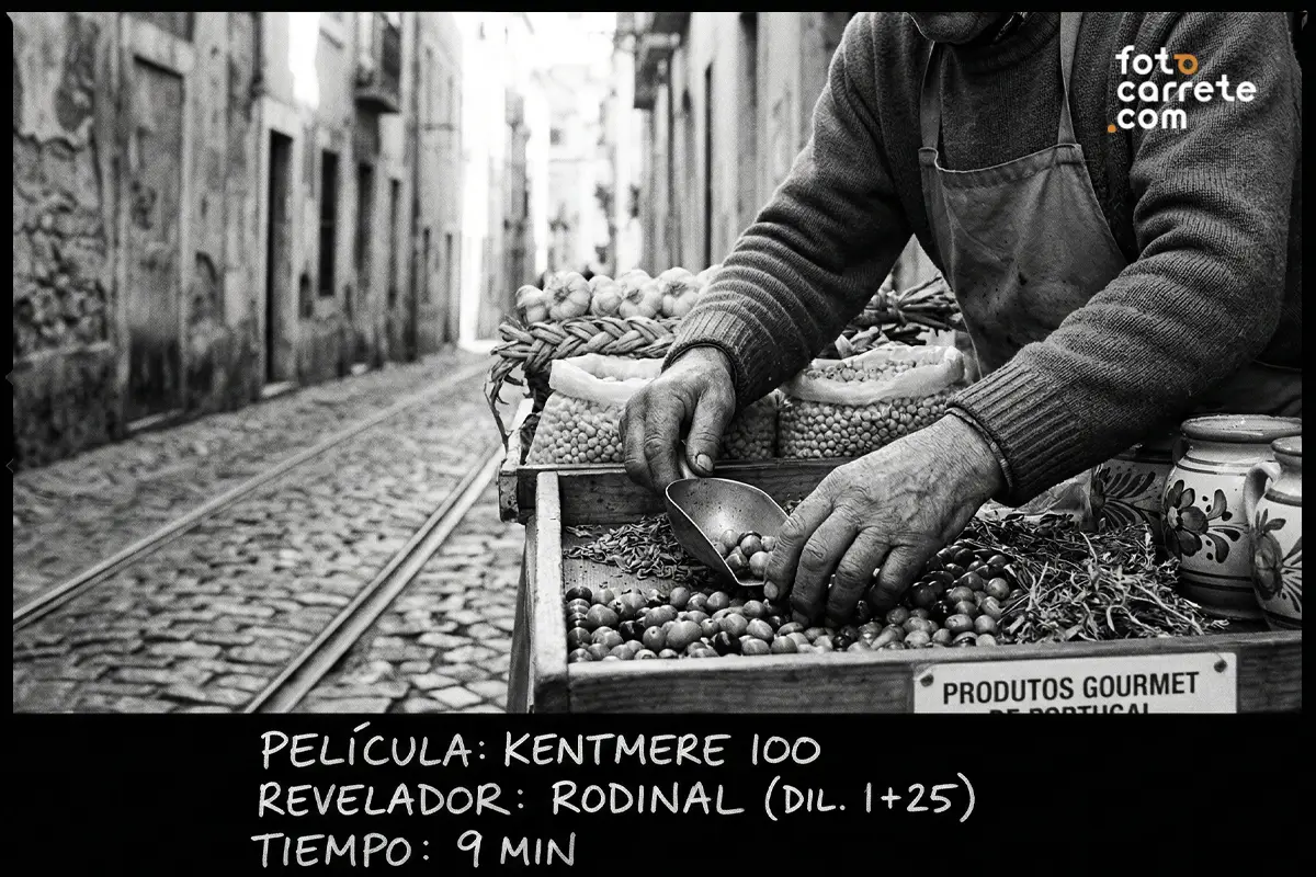 Escena de mercado tradicional capturada con película Kentmere 100 y revelador Rodinal.