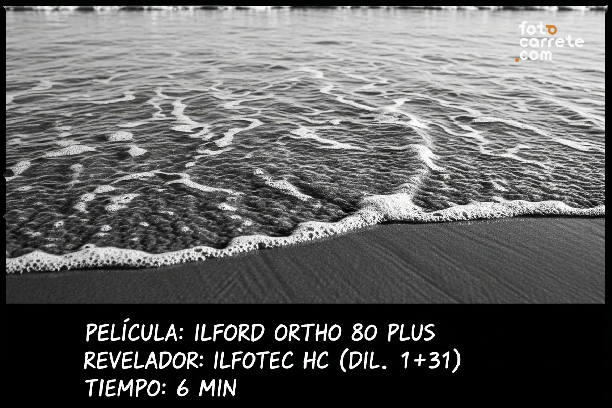Detalle de olas en la playa con película blanco y negro Ilford Ortho 80 Plus e Ilfotec HC