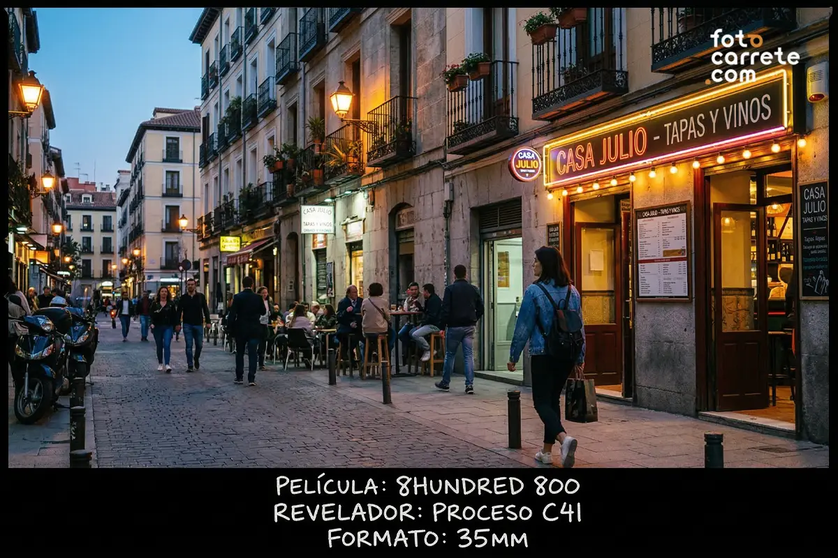 Calle nocturna iluminada con neones fotografiada con película 8HUNDRED 800 y proceso C-41.