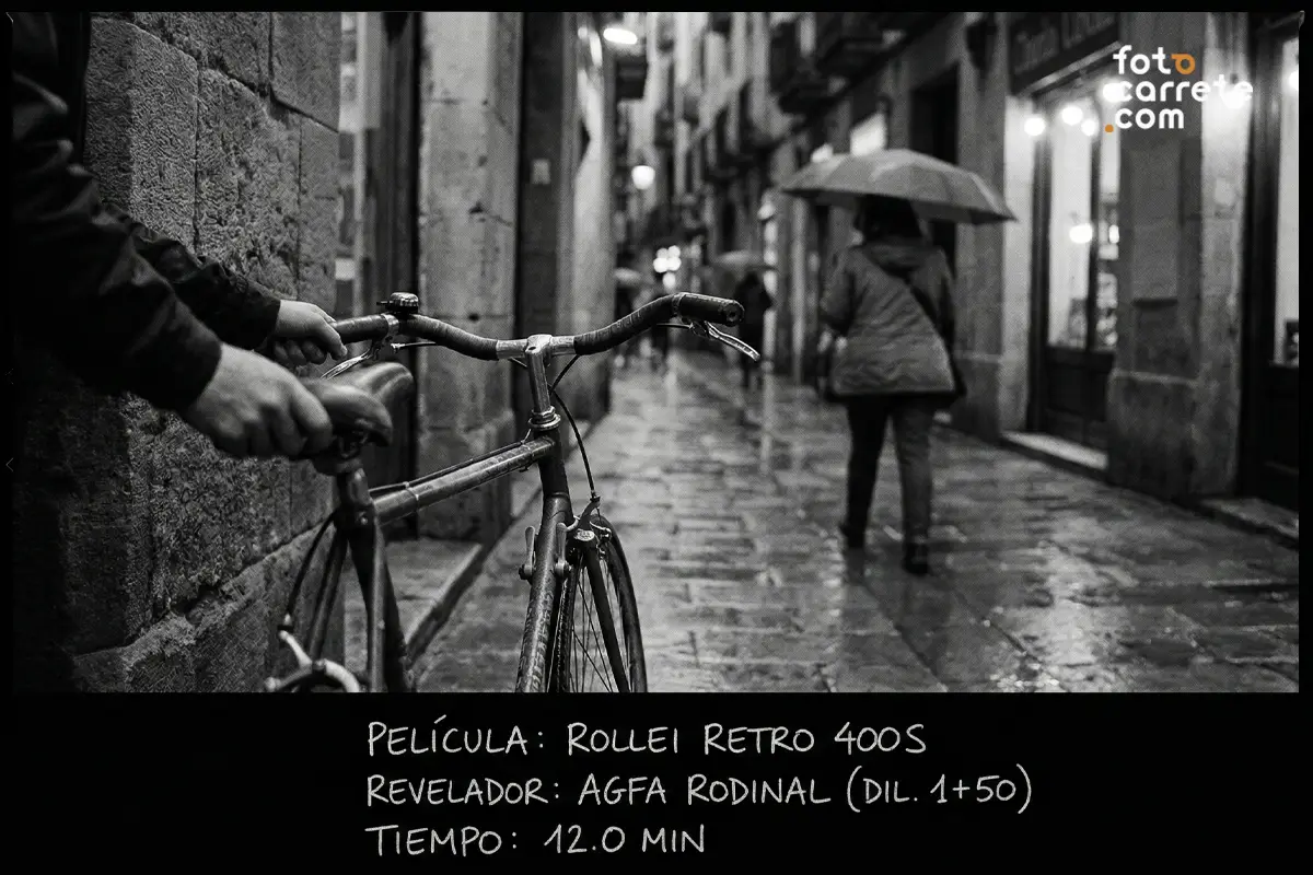 Fotografía urbana bajo la lluvia con bicicleta, película Rollei Retro 400S y AGFA Rodinal