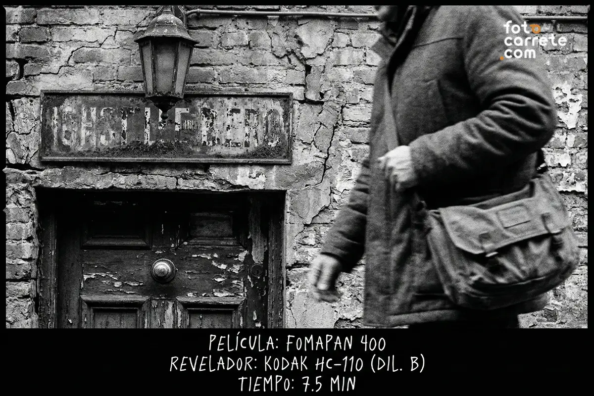Fotografía callejera de hombre caminando tomada con película Fomapan 400 y revelador HC-110