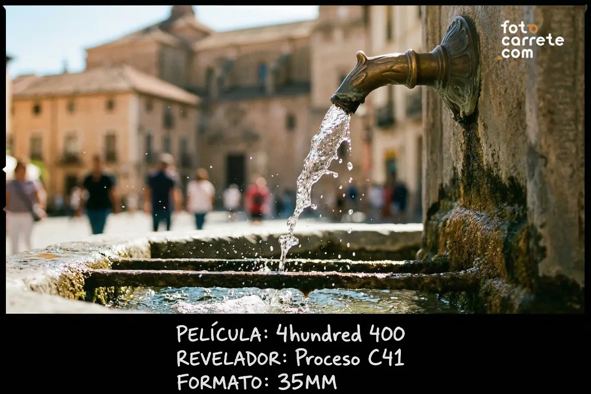 Fotografía documental y nocturna en un ambiente de fiesta callejera, capturada con la película Ilford Color 400 Vintage. Revelado C-41 en formato 35mm. Un carrete perfecto para conseguir un auténtico look retro bajo luz artificial.