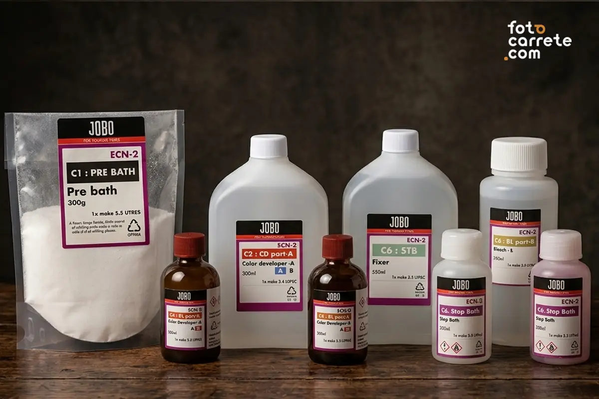 Botellas y sobres de químicos para proceso ECN-2 de la marca JOBO, incluyendo el Pre Bath para eliminar el Remjet.
