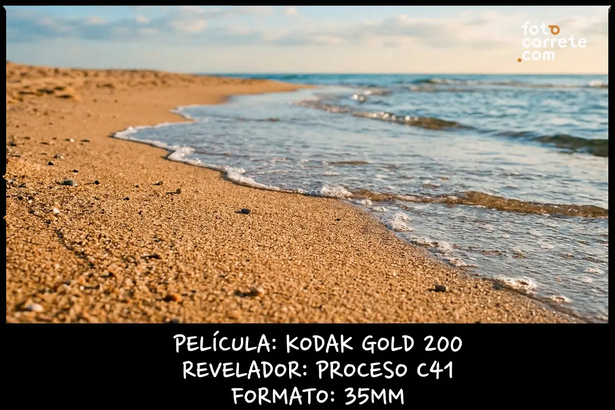Paisaje de playa y olas del mar fotografiado con carrete a color Kodak Gold 200 en 35mm.