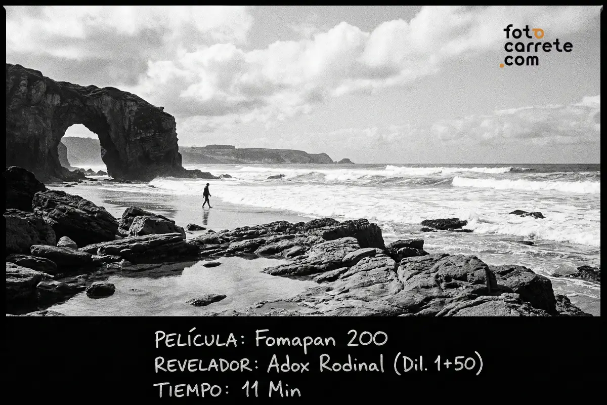 Paisaje de playa en blanco y negro tomado con carrete Fomapan 200 y revelador Adox Rodinal.