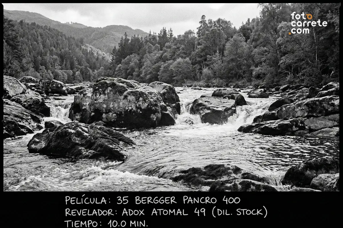 Fotografía de paisaje de un río con película Bergger Pancro 400 y revelador Adox Atomal 49.