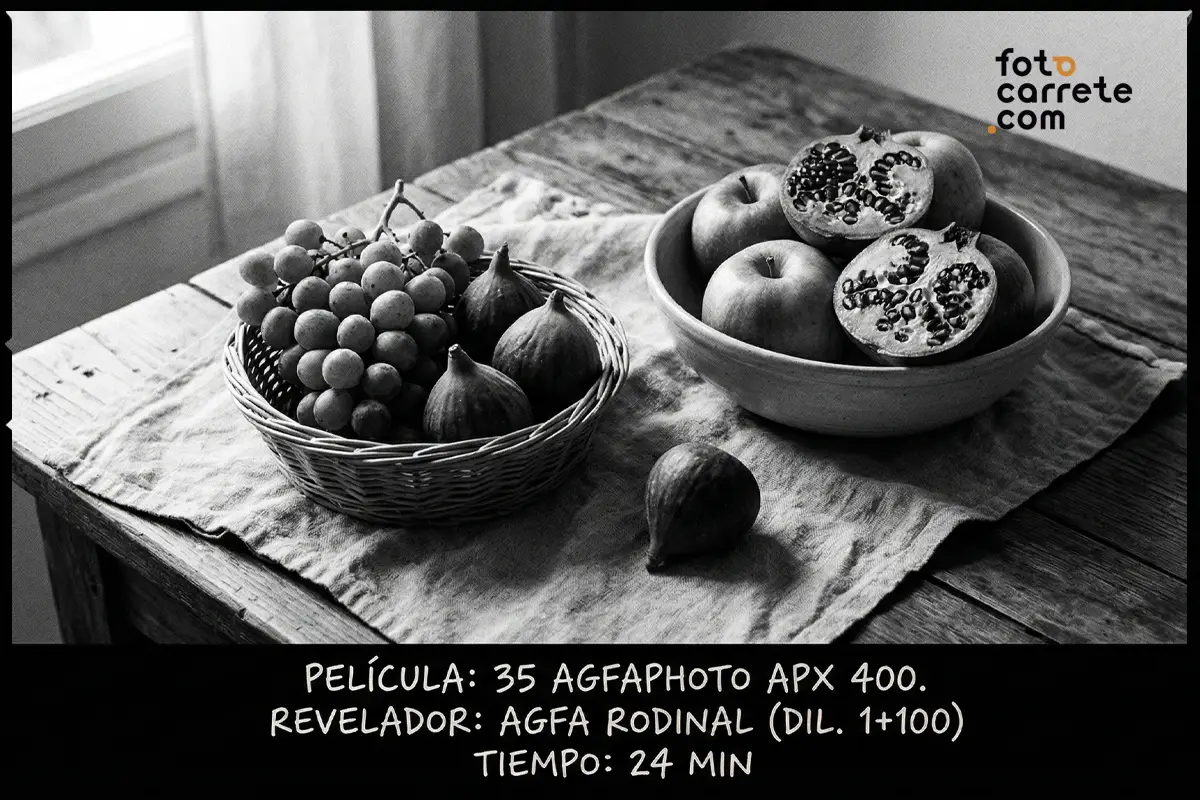 Bodegón de frutas fotografiado con película analógica en blanco y negro AgfaPhoto APX 400 y revelador Agfa Rodinal