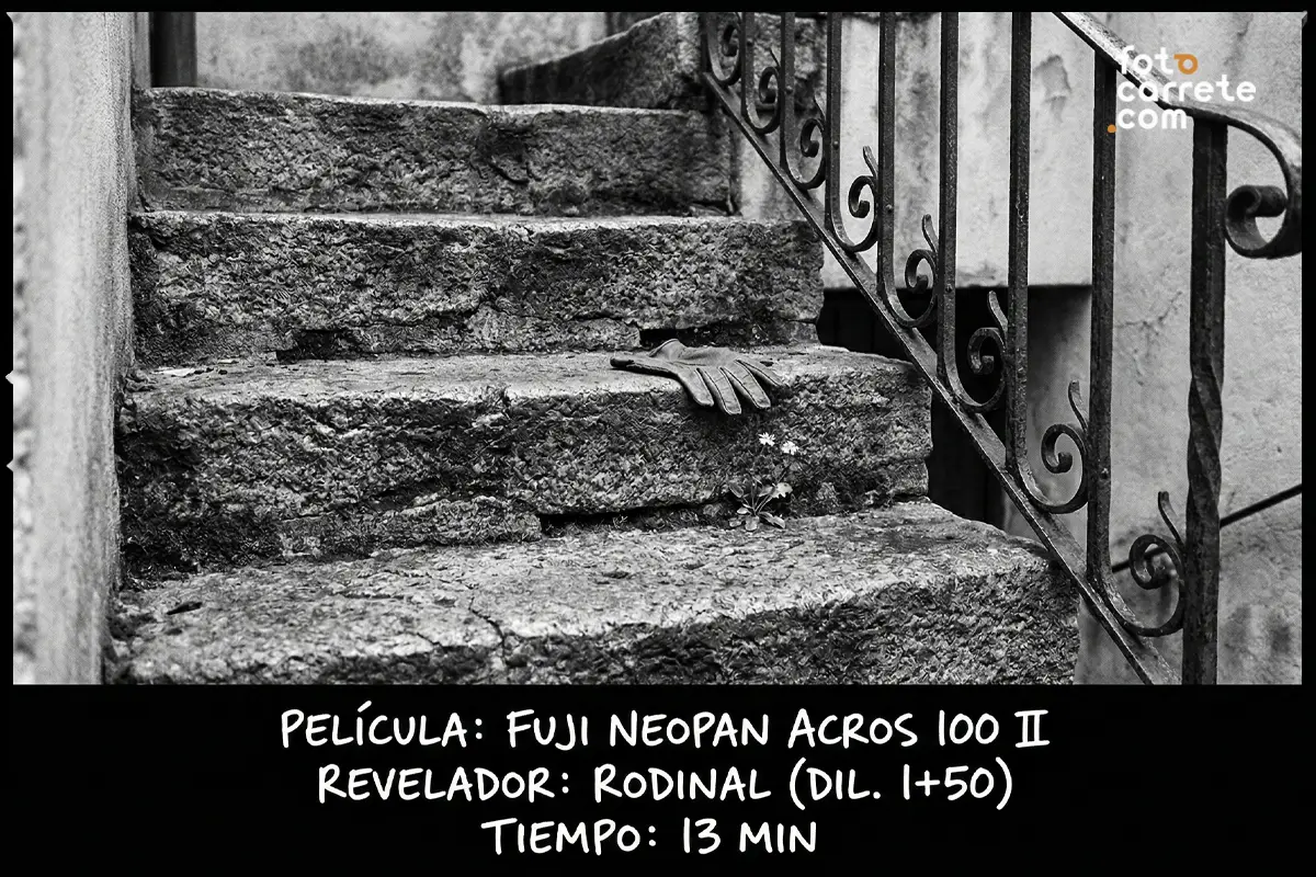 Fotografía de calle de unas escaleras de piedra con un guante, hecha con película Fuji Neopan Acros 100 II y Rodinal.