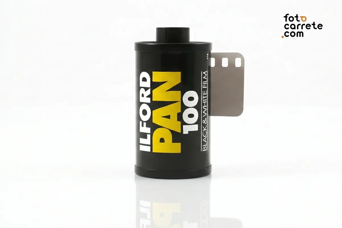 Carrete de película Ilford PAN 100 en blanco y negro