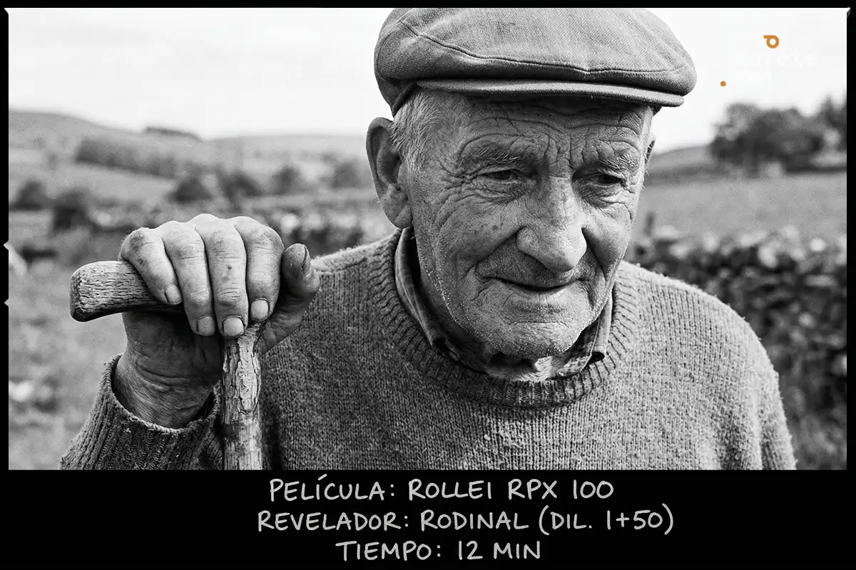 Retrato documental de un anciano en blanco y negro usando carrete Rollei RPX 100.