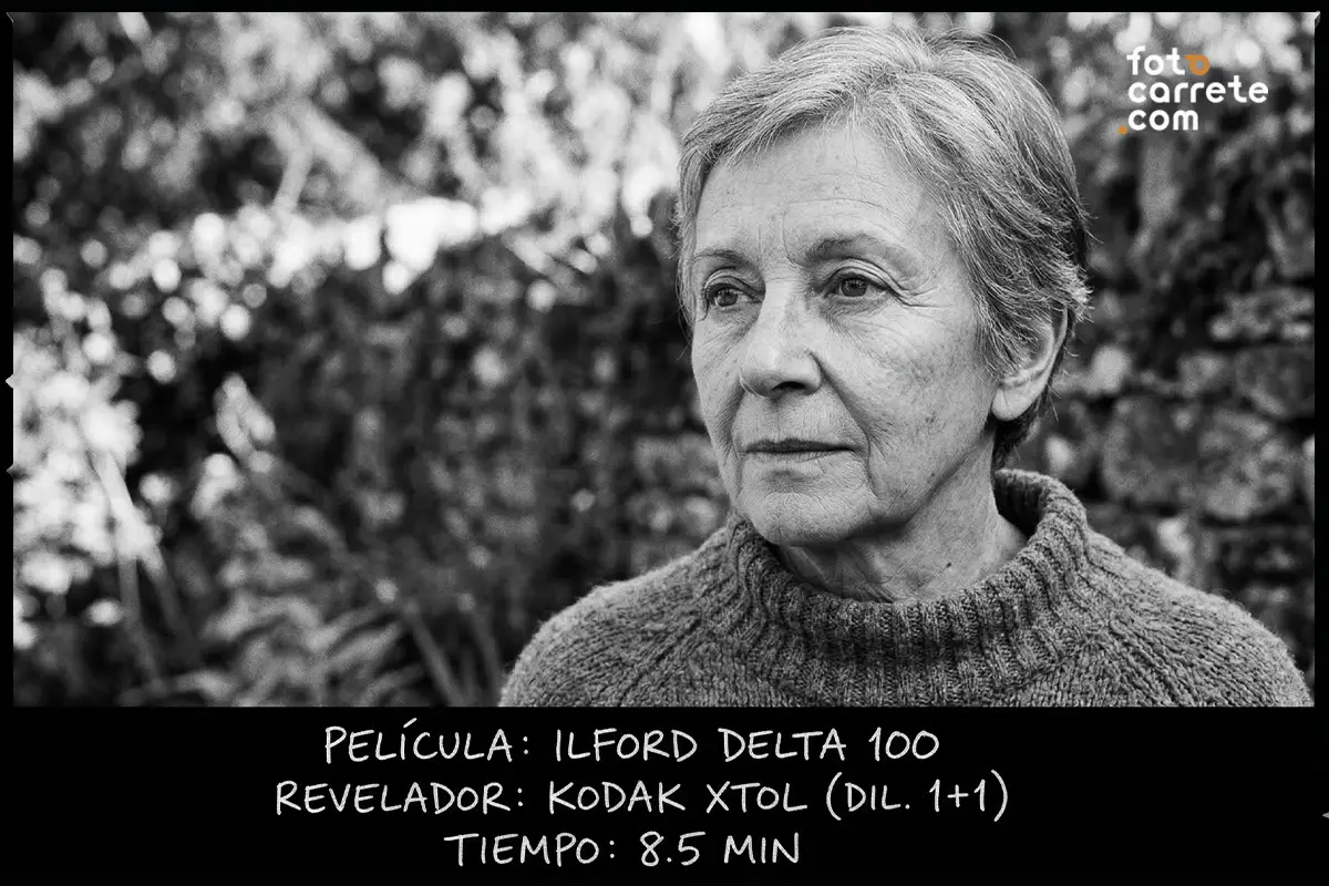 Retrato en blanco y negro de mujer utilizando película Ilford Delta 100 y revelado con Kodak XTOL.