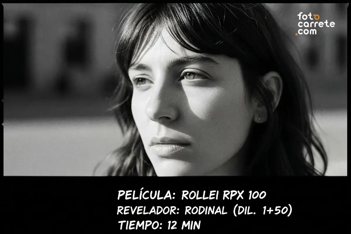 Retrato en blanco y negro de mujer joven disparado con película Rollei RPX 100 y revelador Rodinal.