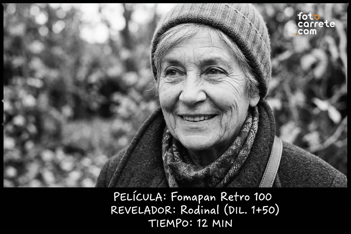 Retrato de mujer mayor sonriendo en blanco y negro, fotografiada con película Fomapan Retro 100 y revelador Rodinal.