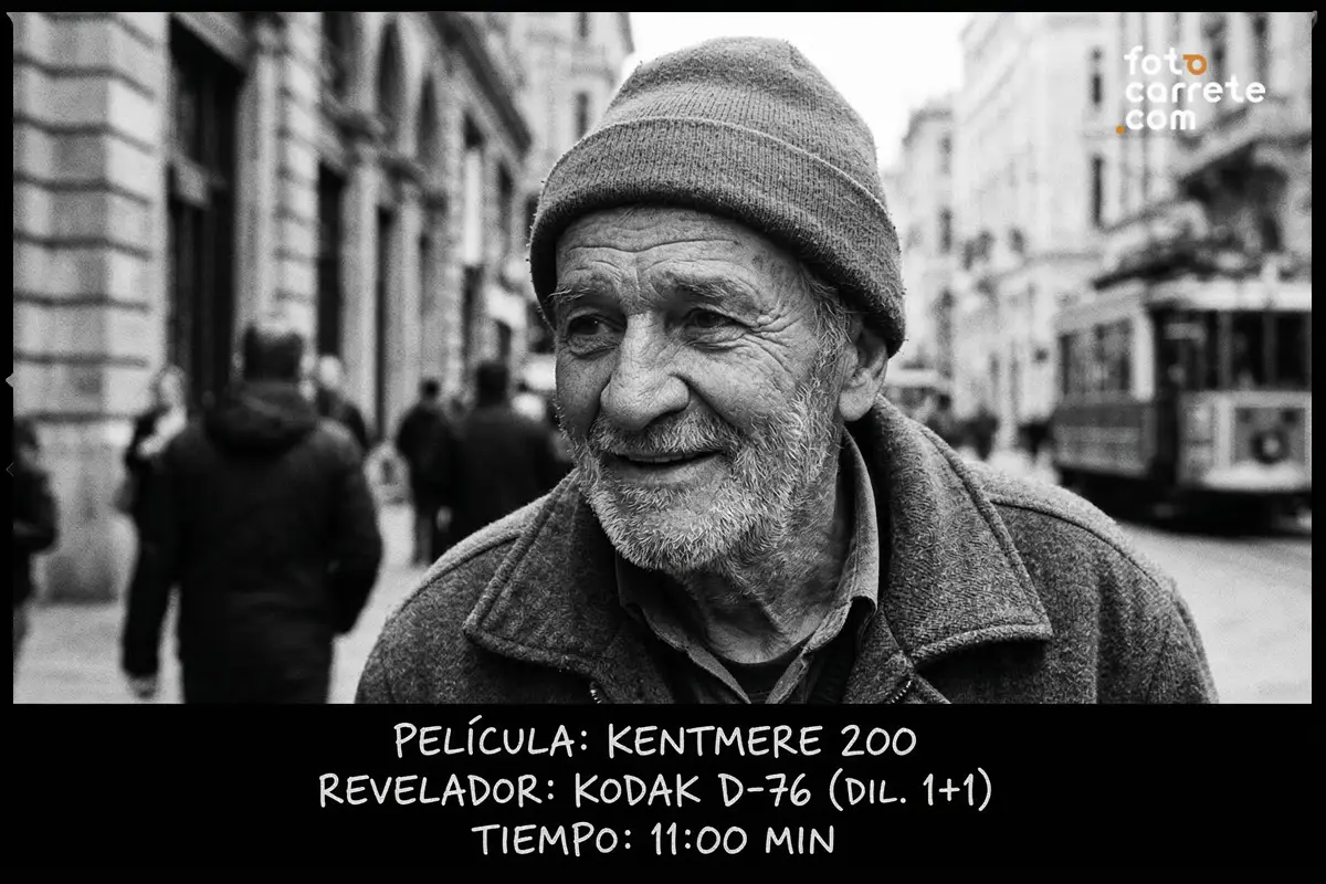 Retrato documental en blanco y negro de hombre con gorro en la ciudad usando película Kentmere 200 y D-76.
