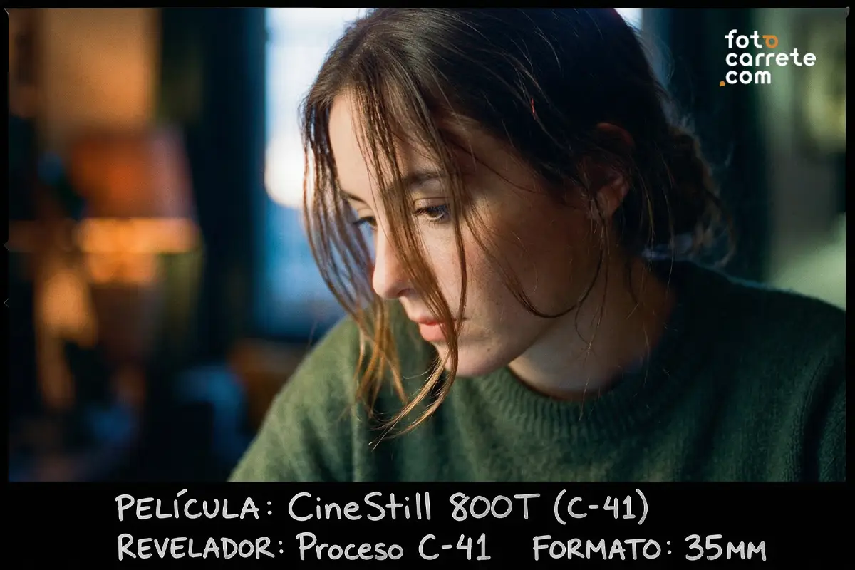 Retrato de mujer en interiores con luz suave tomado con carrete CineStill 800T