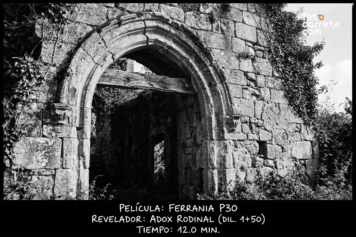 Arco de piedra en ruinas fotografiado en blanco y negro con carrete Ferrania P30 y revelador Rodinal.
