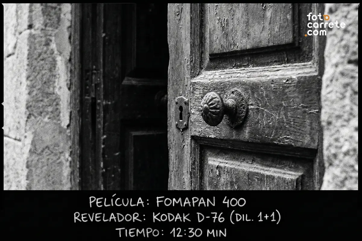 Detalle de pomo en puerta de madera fotografiado con película Fomapan 400 y Kodak D-76
