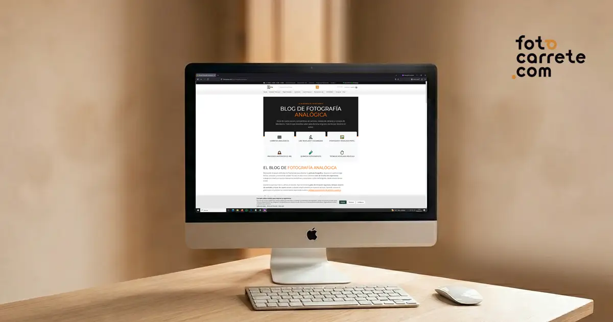 Ordenador iMac mostrando la página principal del blog de fotografía analógica de Fotocarrete