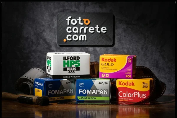 Bodegón de varios carretes de fotografía Ilford, Kodak y Fomapan