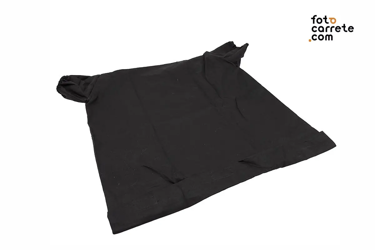 Bolsa oscura o changing bag negra vacía y extendida para cargar película fotográfica.