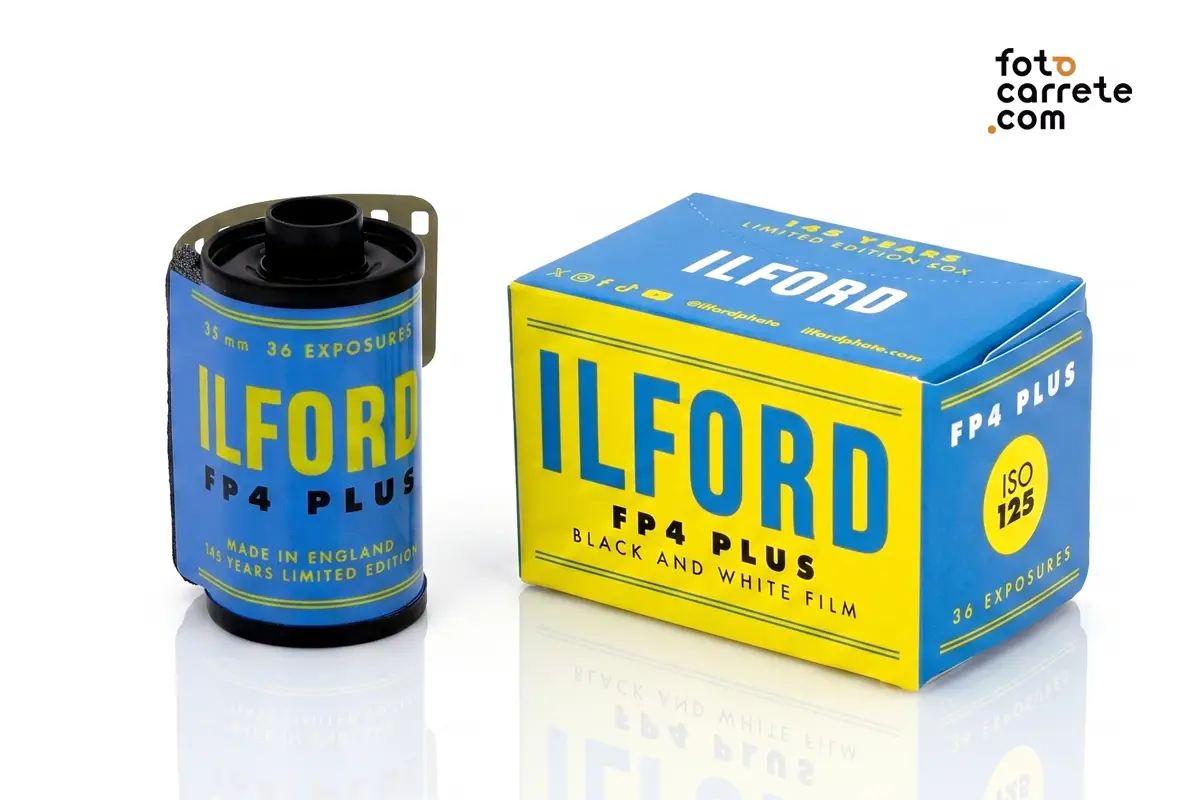 Carrete y caja de película blanco y negro Ilford FP4 Plus ISO 125 en formato 35mm.