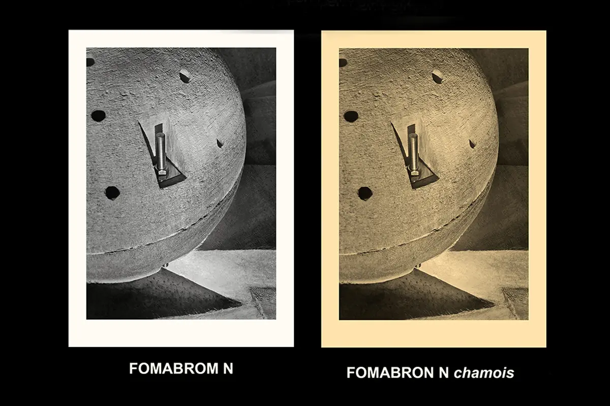 Comparativa visual entre impresiones en papel Fomabrom N y Fomabrom N chamois mostrando una esfera texturizada.
