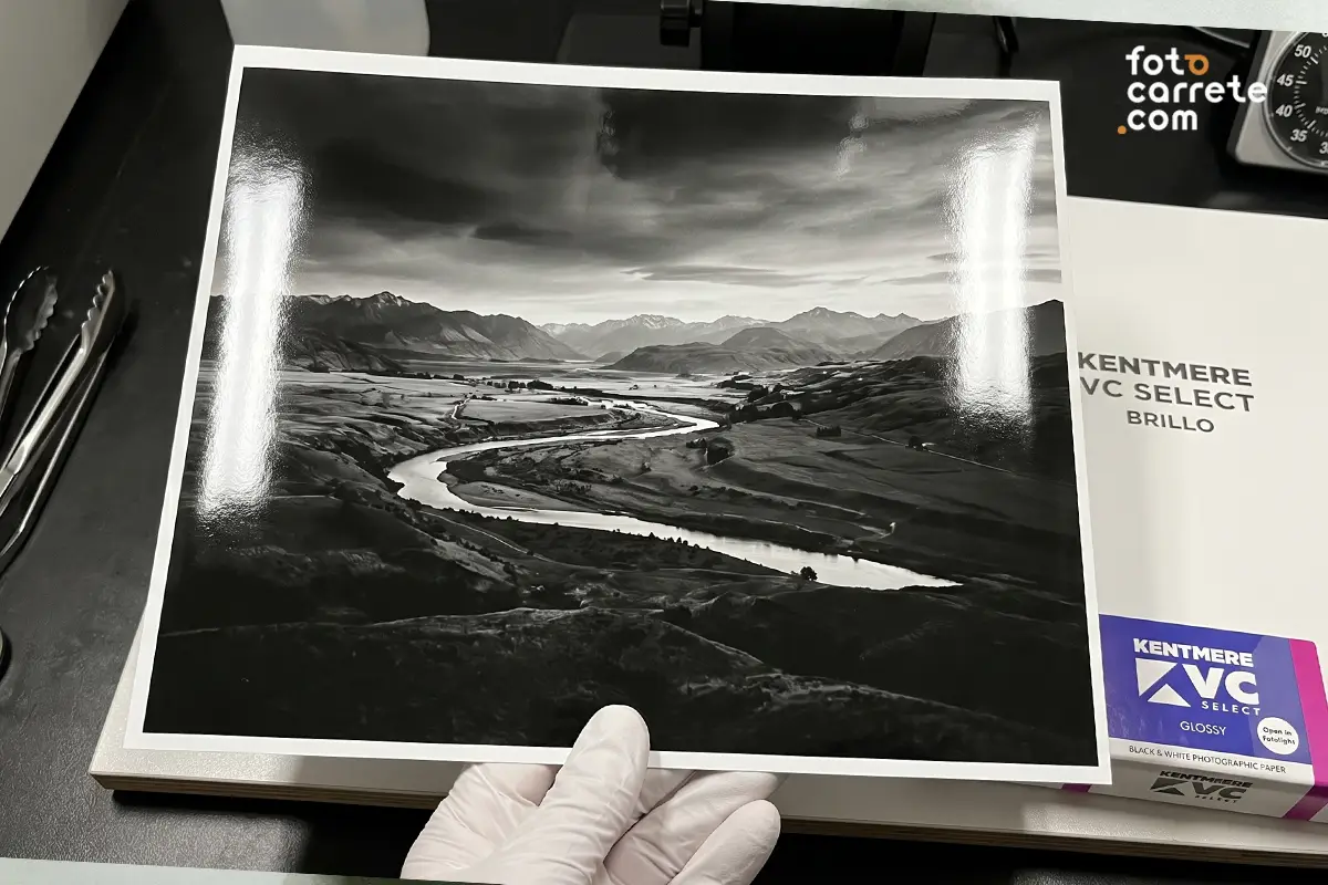 Fotografía de paisaje en blanco y negro impresa en papel Kentmere VC Select Glossy mostrando su alto brillo.