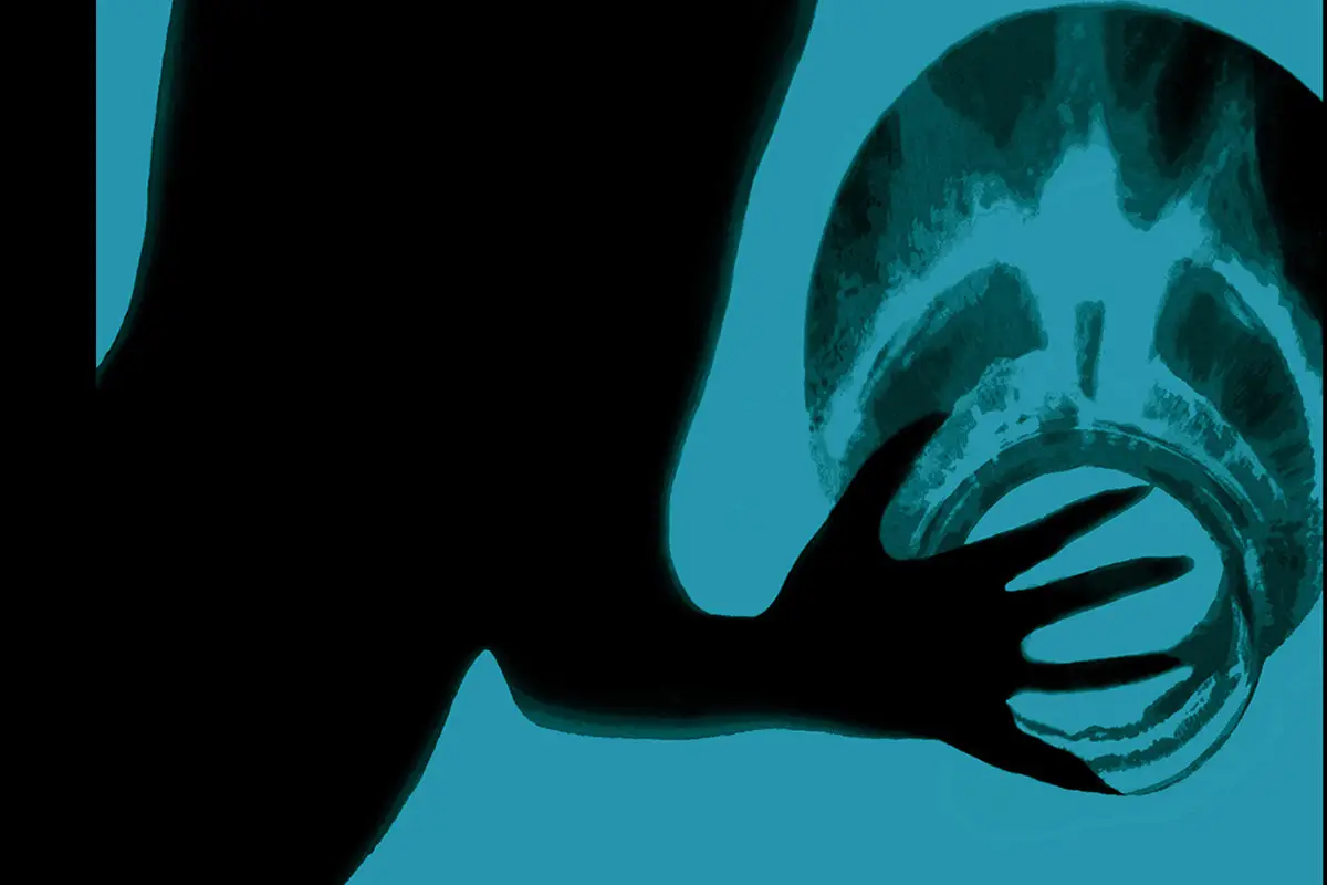 Composición fotográfica de alto contraste con siluetas sobre fondo azul, impresa en papel Fomapastel blue.