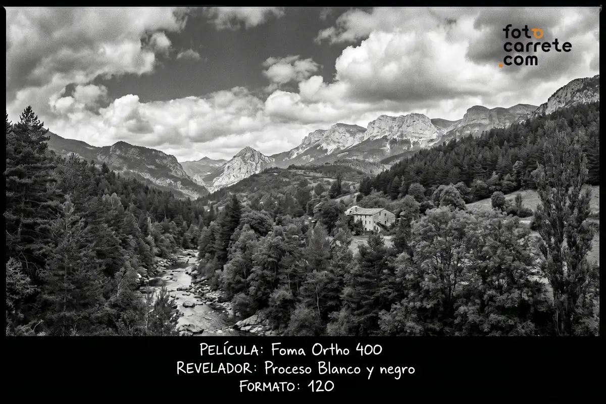 Fotografía de paisaje de montaña y río revelada con película Foma Ortho 400 en formato 120.