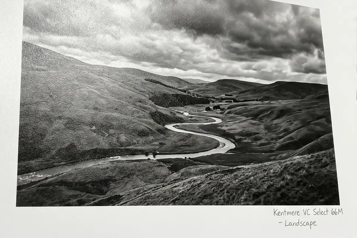 Fotografía de paisaje de un río serpenteante impresa en papel Kentmere VC Select 66M.
