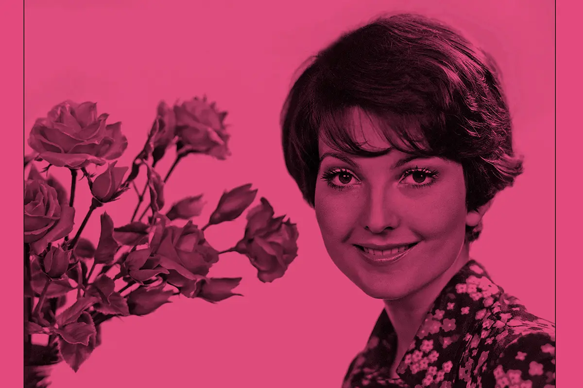 Retrato clásico de mujer con rosas impreso en papel Fomapastel magenta.