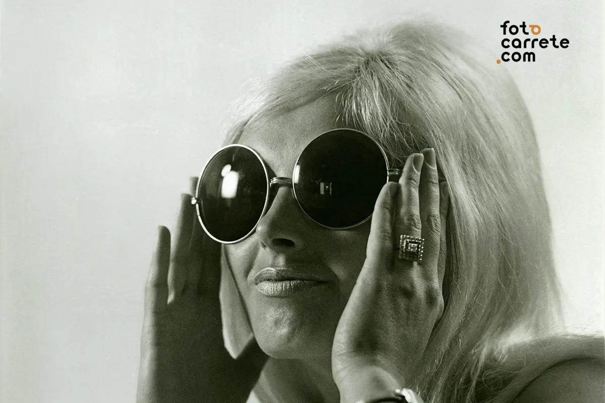 Fotografía de mujer con gafas de sol redondas impresa en papel Foma Retrobrom.