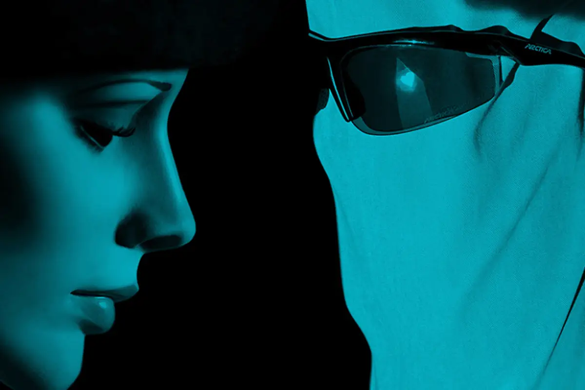 Retratos de perfil de dos figuras contrastadas sobre fondo azul, ejemplo de uso del papel Fomapastel blue.