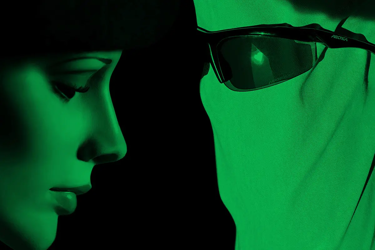 Retratos de perfil enfrentados con alto contraste impresos en papel Fomapastel green.