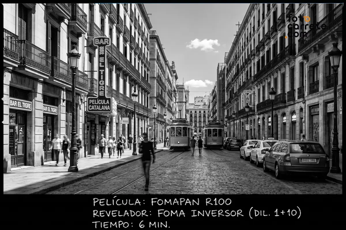 Escena urbana en blanco y negro revelada con Fomapan R100