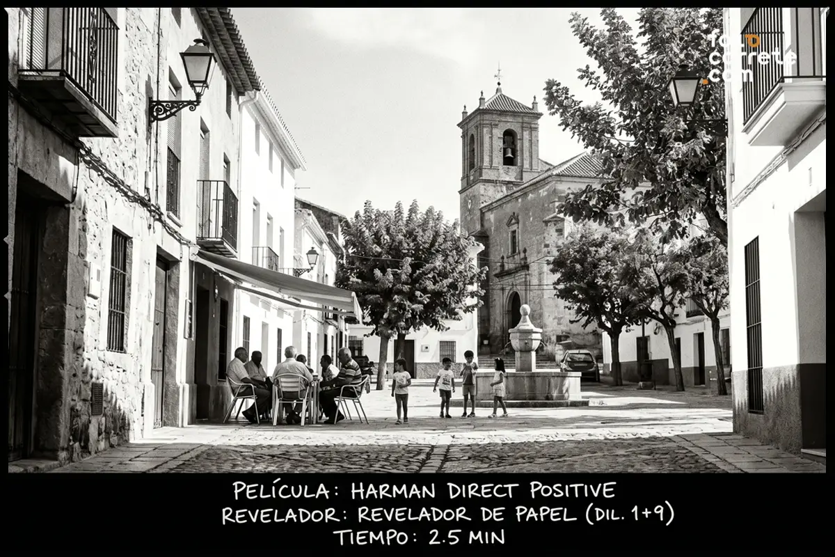 Fotografía de plaza de pueblo revelada con Harman Direct Positive
