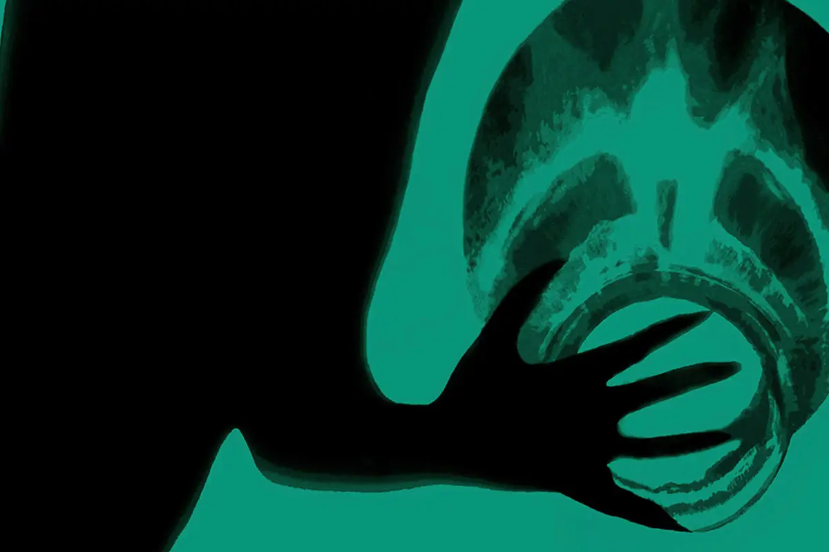 Silueta oscura de una mano sobre fondo cyan impresa en papel Fomapastel.