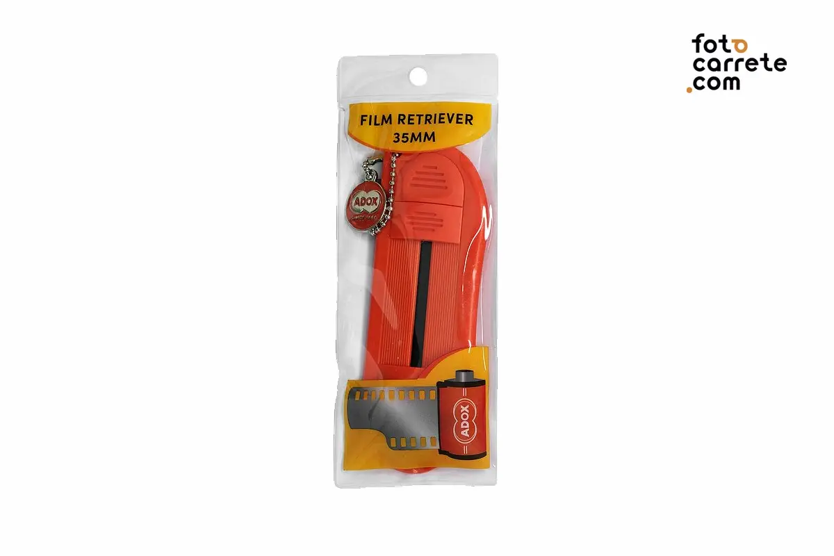 Sacachasis Adox para película de 35mm en color rojo.