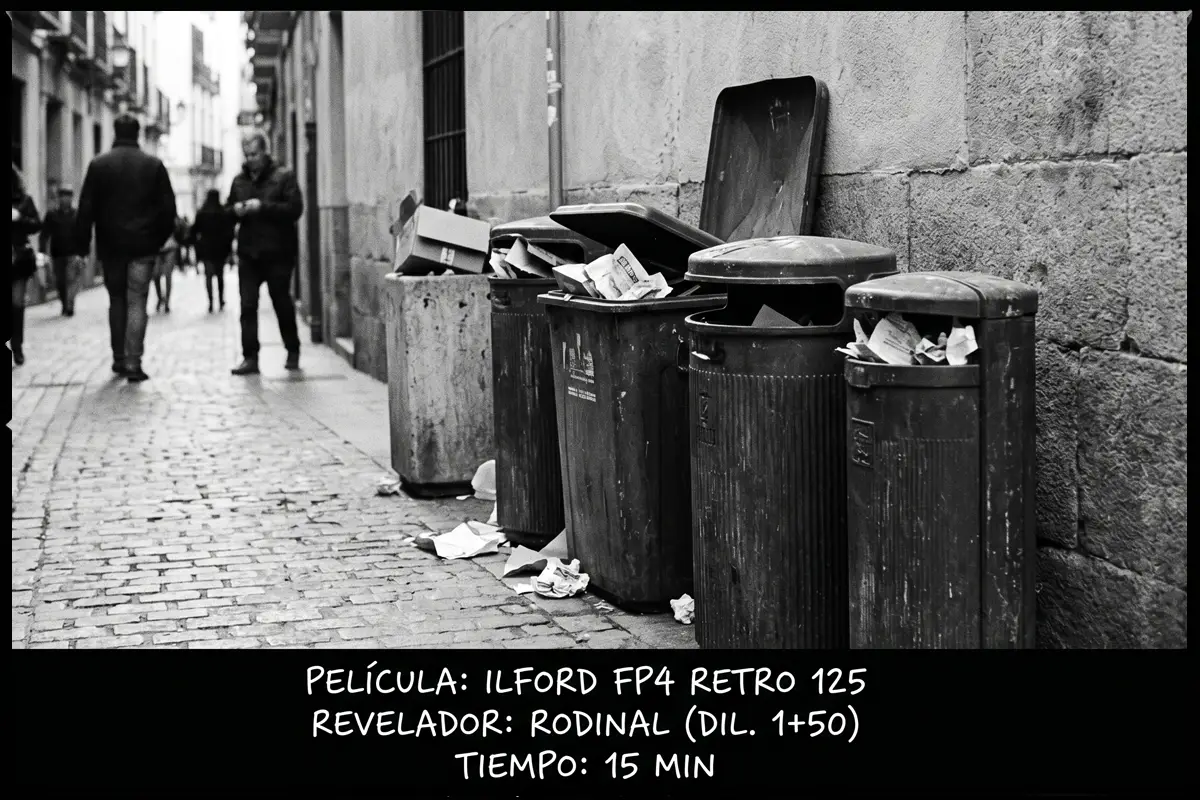 Fotografía callejera en blanco y negro de cubos de basura en la calle con Ilford FP4 Retro 125.