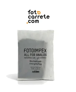 Bolsa oscura FOTOIMPEX Changing Bag dentro de su embalaje de plástico original.