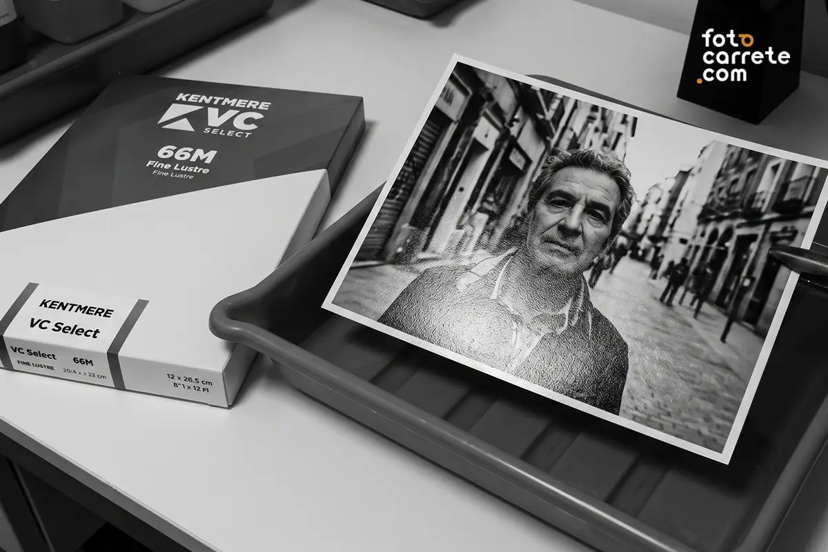 Copia fotográfica de retrato en una bandeja junto a una caja de papel Kentmere VC Select 66M Fine Lustre.