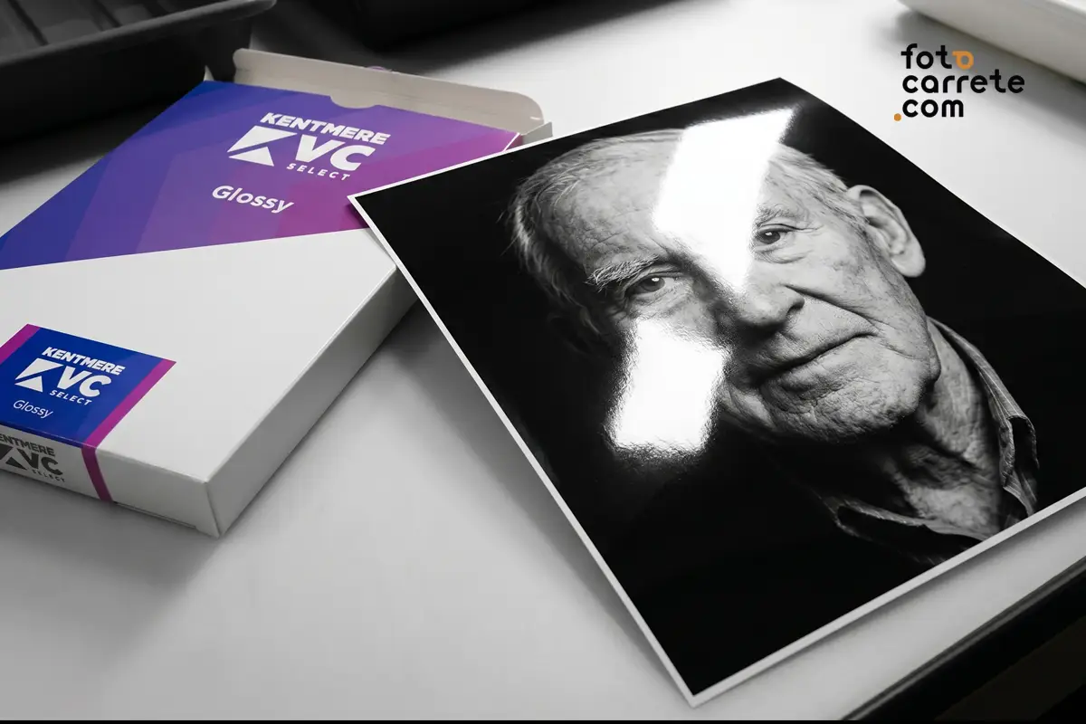 Retrato fotográfico impreso con alto brillo en papel Kentmere VC Select Glossy.