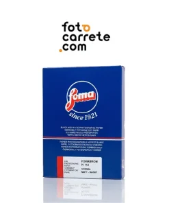 Caja de papel fotográfico Foma Fomabrom N 112 blanco y negro, acabado mate normal, sobre fondo blanco con reflejo profesional.