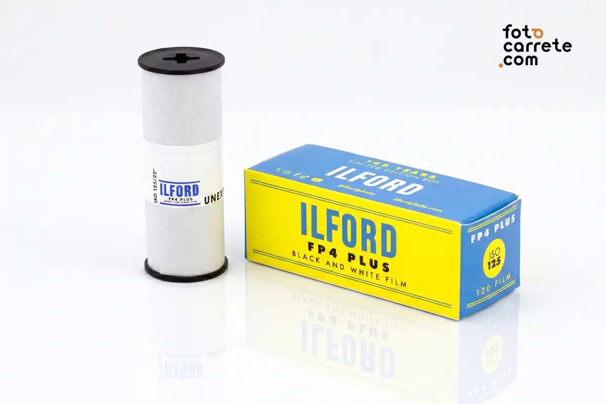 Rollo de película formato 120 y caja de Ilford FP4 Plus blanco y negro.