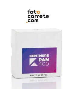 Caja de película fotográfica Kentmere Pan 400 en blanco y negro.