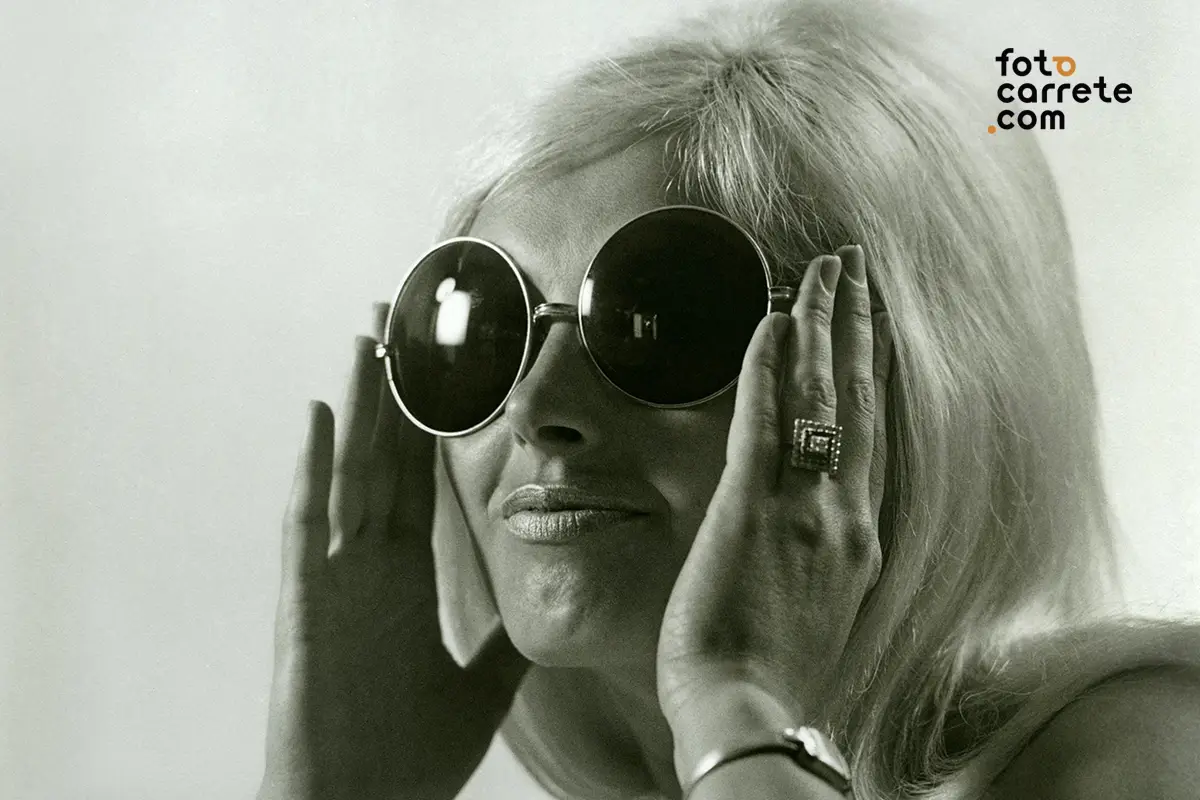 Retrato vintage en blanco y negro de mujer con gafas de sol impreso en papel Foma Retrobrom.