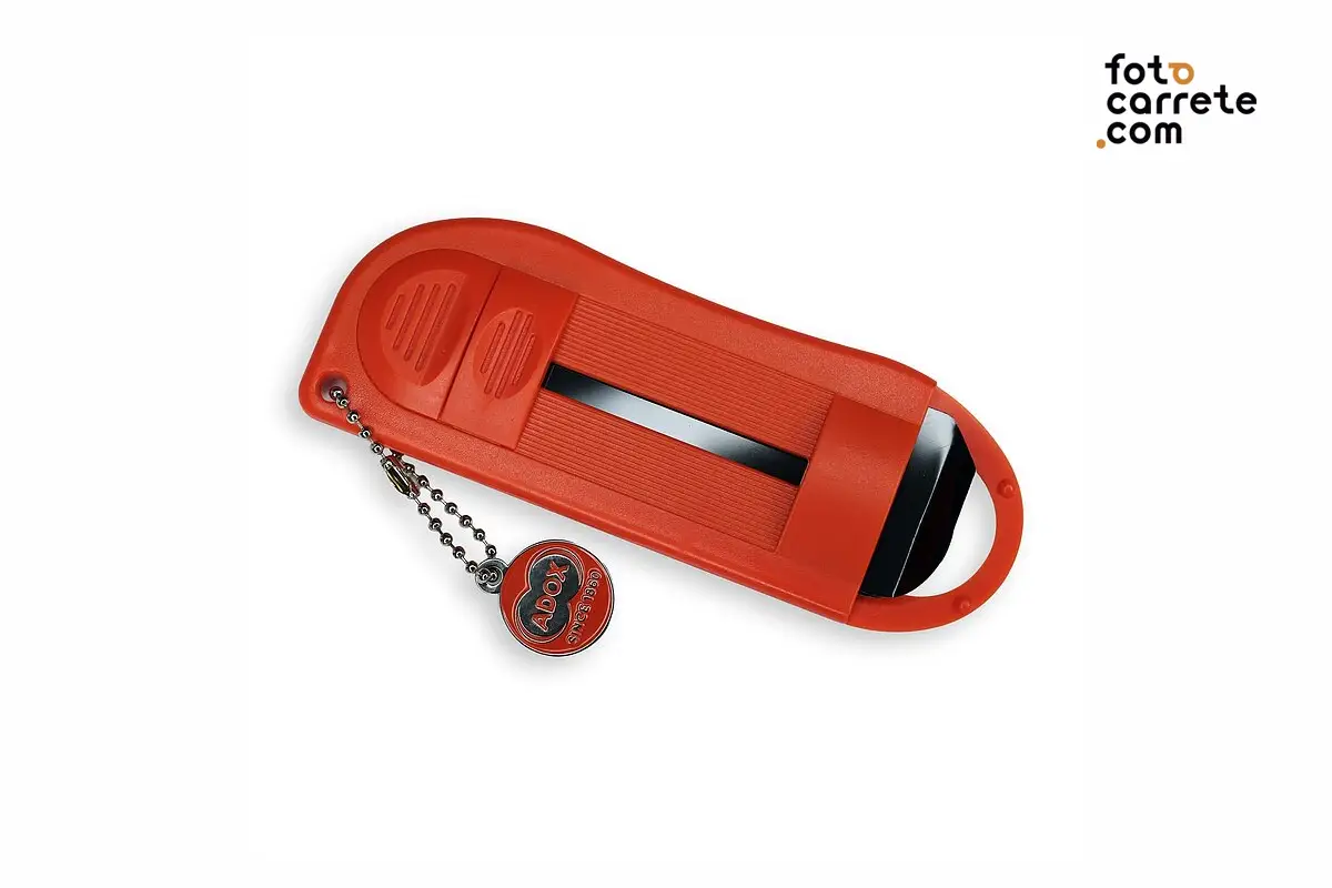 Extracción de lengüeta de carrete de 35mm con sacachasis Adox.